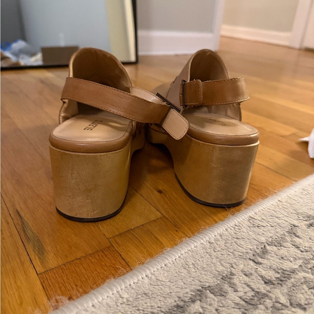 Women's Tan Leather Clogs - Picture 4 of 7